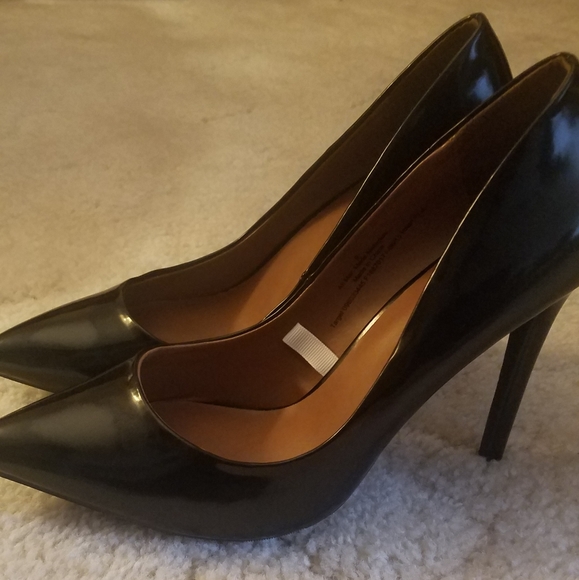 Simple black heels - Picture 2 of 3